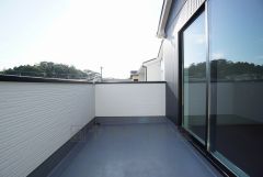 同仕様写真。陽当たりの良いバルコニーです。お洗濯やお布団干しはもちろん、日光浴スペースにも。足元は防水工事施工済です。