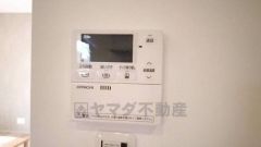 キッチン横からお湯張り、追い炊き、足し湯がボタン一つで楽々操作できる給湯機リモコンです。忙しい夕飯準備の時間帯に重宝しますね。