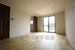 リビングは広々とした設計で、家族が集い、寛ぐ暮らしの空間を演出しています。