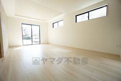 大きな窓のあるリビングは、陽光あふれる明るい空間です。居心地良く、ご家族皆がゆったり寛げる憩いの空間となりそうです。