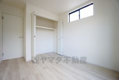暖かい日差しが差し込む洋室。たっぷり収納できるクローゼット付きでお部屋の中をすっきりと快適に保てます。