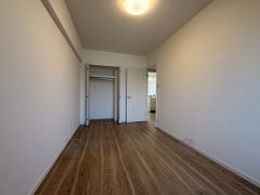 暖かい日差しが差し込む洋室。たっぷり収納できるクローゼット付きでお部屋の中をすっきりと快適に保てます。