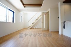 大きな窓のあるリビングは、陽光あふれる明るい空間です。居心地良く、ご家族皆がゆったり寛げる憩いの空間となりそうです。
