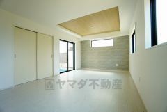 大きな窓のあるリビングは、陽光あふれる明るい空間です。居心地良く、ご家族皆がゆったり寛げる憩いの空間となりそうです。