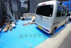 現地（2025年7月1日）撮影。駐車スペースはゆとりある2台分を確保。マイカー用に、お客さま用に、余裕を持ってご利用いただけます。