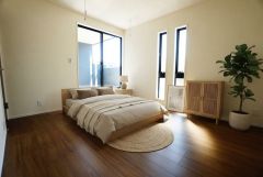 家具はイメージです。寛ぎの時間を紡ぎだす主寝室は、大型ベッドを置いても余裕の広さを確保しています。