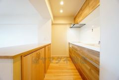 部屋の端に位置する壁付けキッチンは、デッドスペースができにくく、リビング・ダイニングを無駄なく広く活用できます。