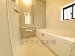 広々1坪タイプの浴槽ユニットでゆったりくつろげるバスルーム。窓、浴室乾燥機付きで換気・雨の日の洗濯もばっちり＾＾