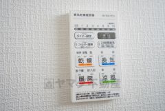 雨の日の洗濯も安心できる浴室暖房乾燥機付き浴室。リモコンで操作もボタン1つで簡単。