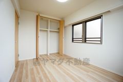 暖かい日差しが差し込む洋室。たっぷり収納できるクローゼット付きでお部屋の中をすっきりと快適に保てます。