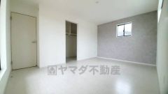 ご夫婦お二人のプライベートシーンを演出する寝室は、大容量のウォークインクローゼット付き。