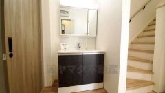 三面鏡つき洗面台。鏡裏にたっぷりとした収納スペースがあります。鏡を閉めてしまえば小物は見えないため、スッキリとした印象の洗面台にできます。