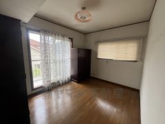 母屋。2面採光を確保した明るい室内は、風通しも良く、大変居心地の良い空間となっております。爽やかな風を感じて起きる朝は、快適生活の始まりに。