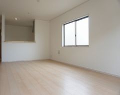 同仕様写真。家族が集まる開放的なリビング。思い思いの時間を過ごしたり食事をしたり、素敵な団らんの場になりますね。