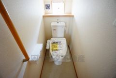 同仕様写真。温水洗浄機付トイレです。節水機能もあるので、安心して使えますね。もちろん、1階2階の2ヶ所にトイレがあるので、忙しい朝にもゆとりができますね。