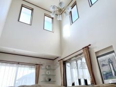 暮らしにゆとりと安らぎを与える開放感いっぱいの吹き抜け。窓から日差しも差し込み、温もり溢れる寛ぎ空間となりそうです。