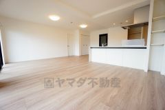 リビングは広々とした設計で、家族が集い、寛ぐ暮らしの空間を演出しています。思い思いの時間を過ごしたり、家族みんなで食事をしたり、素敵な団らんの場になりますね。