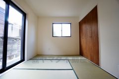 同仕様写真。リビングからの続き間として和室をご用意しました。普段はリビングとつなげて開放的なスペースとして、来客時には客間としてお使いいただけます。