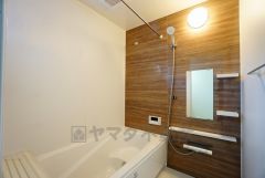 同仕様写真。1日の疲れを癒すくつろぎのバスルーム。足を伸ばしてもゆったりと入れるサイズです。お子様と一緒にお風呂に入っても狭くないですね^^