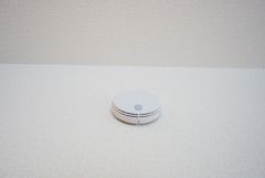 火災報知器が設置されていることで、火災の発生をいち早く感知し、就寝中や留守中でも素早く危険を知らせてくれるため、家族の安全を確保し被害を最小限に抑えられます。