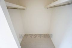 収納力豊富なウォークインクローゼット。洋服や小物などを1箇所にまとめて美しい収納を実現します。スーツケースのような大型の荷物も置けます＾＾