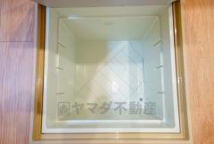 キッチンにある床下収納は、居住スペースを減らさずに買い置きの調味料や非常食などを保管することができます。