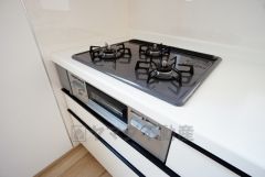 同時にたくさんの料理が調理できる3口コンロ。長時間熱を通しておきたい煮込み料理を作りながら、炒め物など同時進行で進められます。