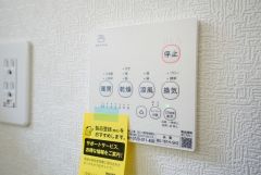 浴室暖房乾燥機付き＾＾梅雨の時期や花粉、PM2.5が酷いときなどの洗濯を干すのに重宝しそうですね＾＾