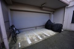 バイク置き場も十分確保されています。雨から大切なバイクを守れるのは嬉しいですね＾＾