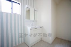 三面鏡つき洗面台。鏡裏にたっぷりとした収納スペースがあります。鏡を閉めてしまえば小物は見えないため、スッキリとした印象の洗面台にできます。