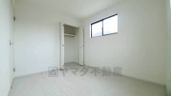 住む人のこだわりを活かす洋室。日当たりがよく、寝室としての利用もおすすめ。広めのクローゼットには荷物をすっきり片付けられ、ゆとりのある暮らしが出来ます＾＾