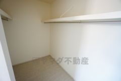 収納力豊富なウォークインクローゼット。洋服や小物などを1箇所にまとめて美しい収納を実現します。スーツケースのような大型の荷物も置けます＾＾