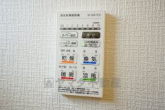 雨の日の洗濯も安心できる浴室暖房乾燥機付き浴室。リモコンで操作もボタン1つで簡単。