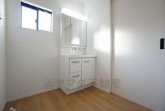 同仕様写真。三面鏡つき洗面台。鏡裏にたっぷりとした収納スペースがあります。鏡を閉めてしまえば小物は見えないため、スッキリとした印象の洗面台にできます。