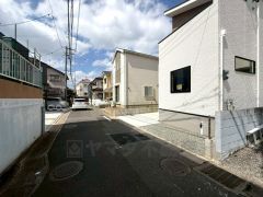 住人以外の車の進入も少なく、小さなお子様を持つご家庭にも安心です。落ち着いた住宅地内で快適な生活を実現してみませんか。