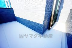 陽当たりの良いバルコニーです。お洗濯やお布団干しはもちろん、日光浴スペースにも。足元は防水工事施工済です。