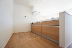 同仕様写真。対面式キッチンなのでリビングにいるご家族とコミュニケーションを取りながら洗い物や、お料理が楽しめそうですね＾＾