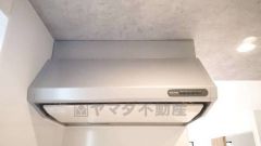 お手入れが簡単なスリム型レンジフードです。調理により発生する油煙や臭いを吸い込み、屋外へ排気してくれます。