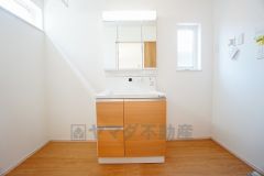 三面鏡裏収納付き洗面化粧台です＾＾ 歯磨きセットやスキンケア用品などの収納に便利ですね。 生活感も隠すことができ、来客時にも安心です。