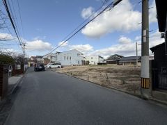 現地（2026年3月4日）撮影。大型車の通行が少なく、騒音や振動が少ないので静かで快適な生活を送れます。落ち着いた住宅地内で快適な生活を実現してみませんか。