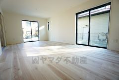 大きな窓のあるリビングは、陽光あふれる明るい空間です。居心地良く、ご家族皆がゆったりくつろげる憩いの空間となりそうです。