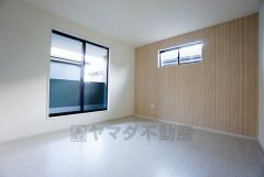 寛ぎの時間を紡ぎだす主寝室は、大型ベッドを置いても余裕の広さを確保しています。