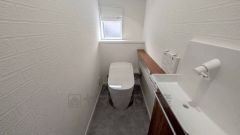 温水洗浄機付トイレです。節水機能もあるので、安心して使えますね。もちろん、1階2階の2ヶ所にトイレがあるので、忙しい朝にもゆとりができますね。