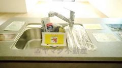 広々としたステンレスシンクには、洗剤やスポンジを収納出来るラック付き。広さも確保しているので、大きなお鍋も洗いやすいです。