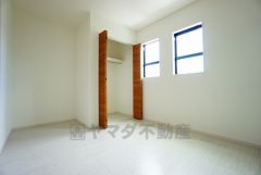 同仕様写真。住む人のこだわりを活かす洋室＾＾広めのクローゼットもあり荷物もすっきり片付けられ、ゆとりのある暮らしが出来ます＾＾