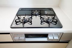 3種類の料理が同時に調理できる、3口ガスコンロ。忙しい夕食の支度時間が短縮できて効率よくお料理が楽しめます。