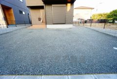 駐車スペースはゆとりある2台分を確保。マイカー用に、お客さま用に、余裕を持ってご利用いただけます。