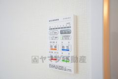 浴室暖房乾燥機付き。天候に左右されず、いつでも好きなときに洗濯物を干せるので、仕事や家事で忙しい方に重宝します。