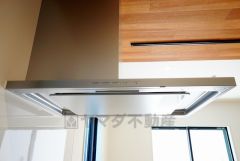 お手入れが簡単なスリム型レンジフードです。調理により発生する油煙や臭いを吸い込み、屋外へ排気してくれます。