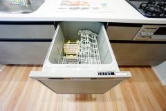 食事の後の手間を解消する食器洗い乾燥機付。冬場の洗い物で手荒れの悩みもなくなります。手洗いよりも節約できて便利。